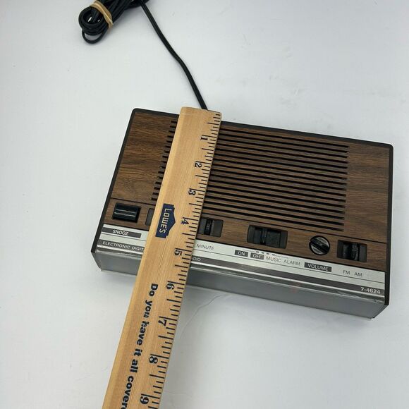 General Electric GE 7-4624A AM/FM Digital Alarm Clock Radio Wood Grain Finish - Picture 10 of 13